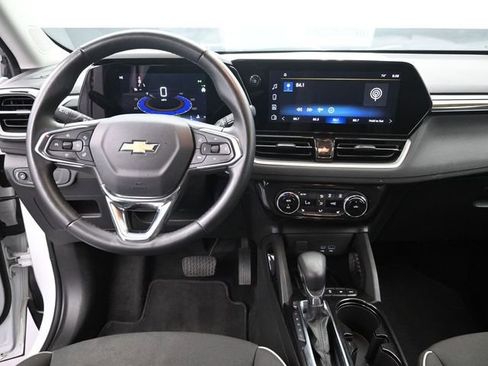 Used 2024 Chevrolet TrailBlazer LT w/ Convenience Package AWD/4WD image 11