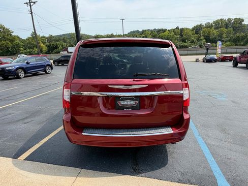 Used 2015 Chrysler Town & Country Touring-L w/ Driver Convenience Group FWD image 4