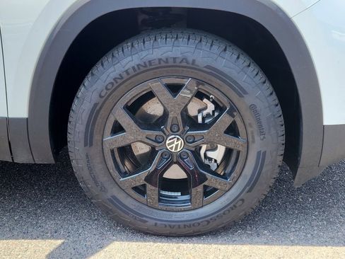 Used 2025 Volkswagen Atlas Peak Edition SE image 17