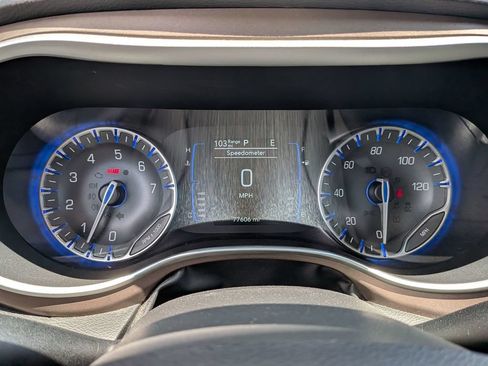 Used 2018 Chrysler Pacifica Touring-L w/ Tire & Wheel Group FWD image 17