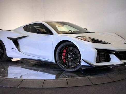 Used 2024 Chevrolet Corvette Z06 w/ Z07 Performance Package RWD image 2