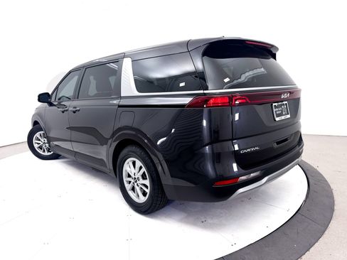 Used 2023 Kia Carnival LX FWD image 2