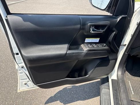 Used 2019 Toyota Tacoma TRD Off-Road w/ TRD Premium Off Road Package AWD/4WD image 24