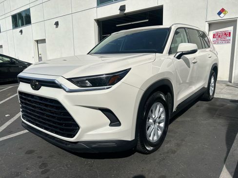 Used 2024 Toyota Grand Highlander XLE image 2