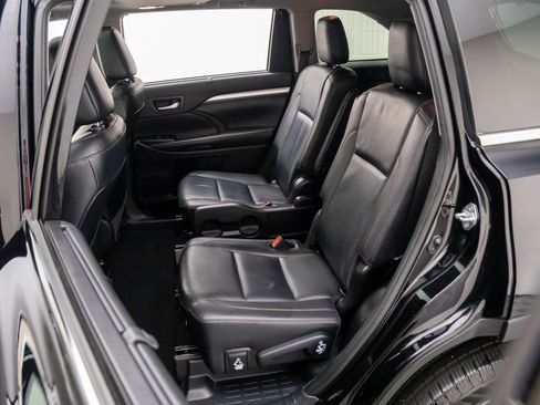 Used 2019 Toyota Highlander SE image 15