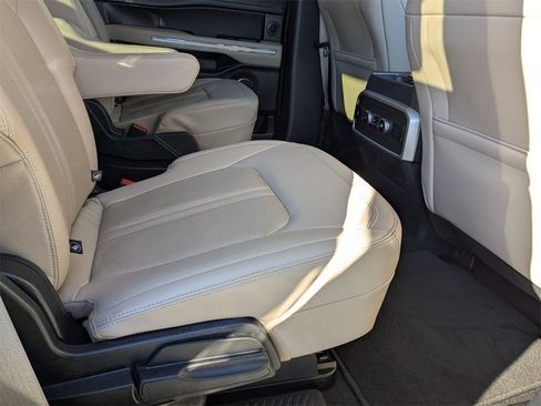 Used 2024 Ford Expedition Limited image 23
