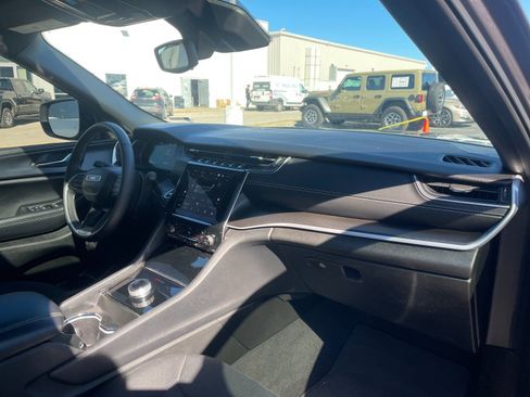 Used 2024 Jeep Grand Cherokee L Laredo w/ Luxury Tech Group I image 19