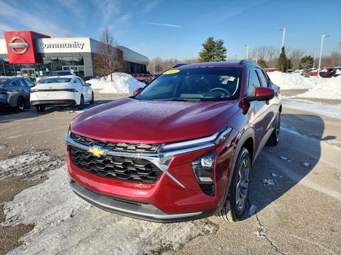 Used 2025 Chevrolet Trax LT w/ Driver Confidence Package image 3