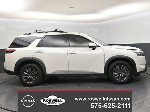 Used 2023 Nissan Pathfinder SV image 1
