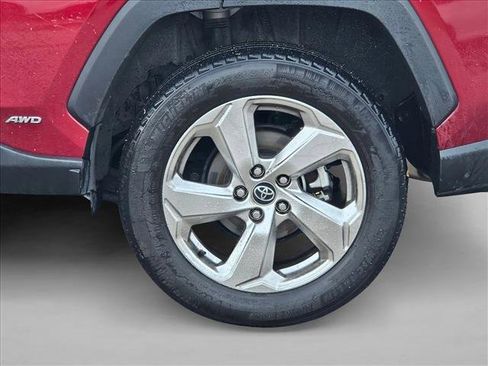 Used 2021 Toyota RAV4 XLE Premium image 4