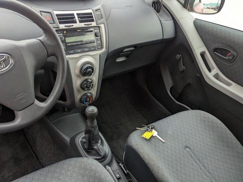 Used 2010 Toyota Yaris 2-Door Hatchback image 3