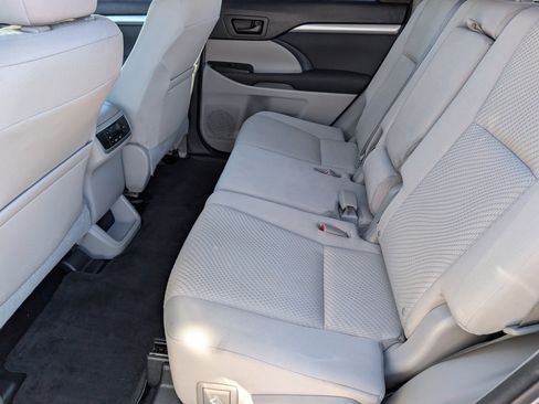 Used 2014 Toyota Highlander LE image 8