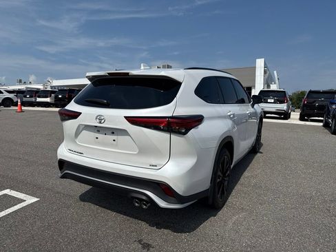 Used 2023 Toyota Highlander XSE FWD image 2