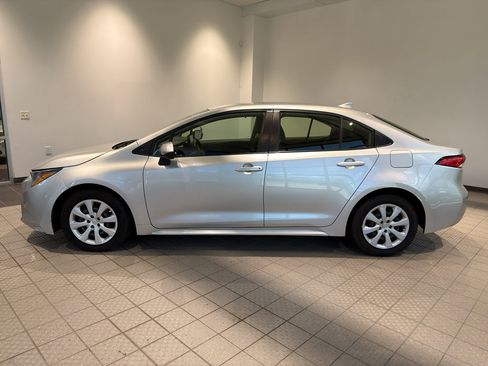 Used 2022 Toyota Corolla LE FWD image 2