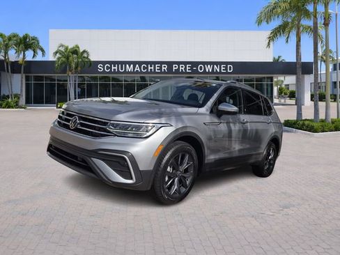 Used 2023 Volkswagen Tiguan SE w/ Panoramic Sunroof Package image 3