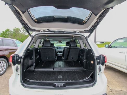Used 2019 Toyota Highlander SE w/ Nightshade Edition AWD/4WD image 5