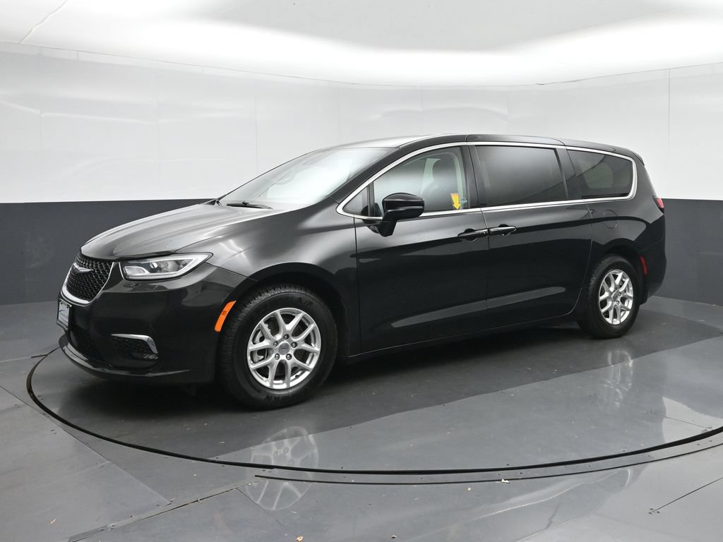 Used 2024 Chrysler Pacifica Touring-L FWD image 3