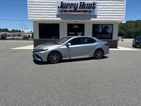 Used 2023 Toyota Camry SE FWD image 1