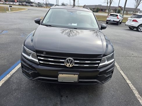 Used 2019 Volkswagen Tiguan SE w/ Panoramic Sunroof Package image 3