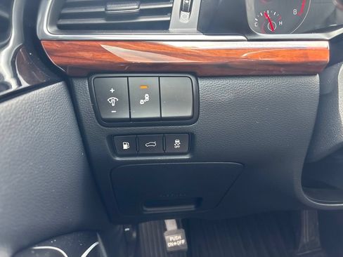 Used 2017 Kia Cadenza Premium w/ Luxury Package FWD image 30