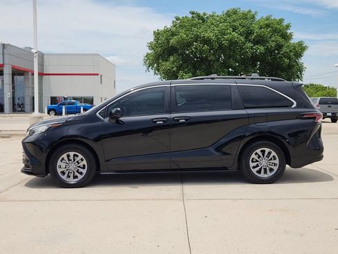 Used 2023 Toyota Sienna LE FWD image 4