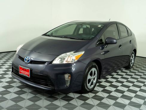 Used 2015 Toyota Prius Four image 3