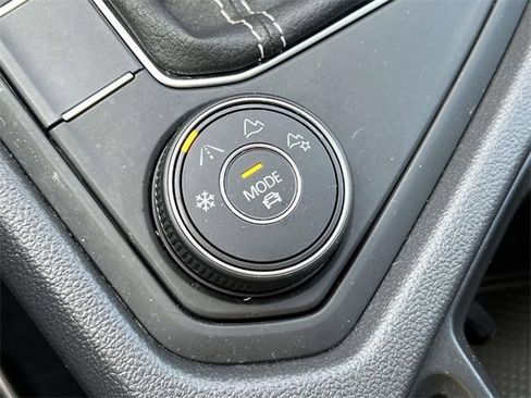 Certified 2022 Volkswagen Taos SE w/ IQ.Drive SE Package image 31