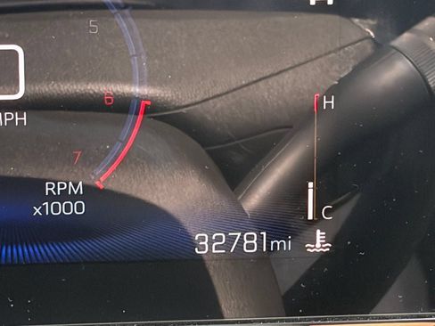 Used 2025 Chevrolet Trax LT FWD image 11