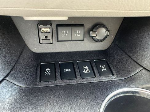 Used 2017 Toyota Highlander LE AWD/4WD image 23