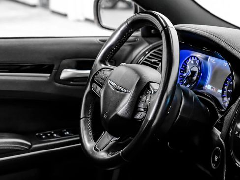 Used 2018 Chrysler 300 S w/ 300S Premium Group RWD image 20