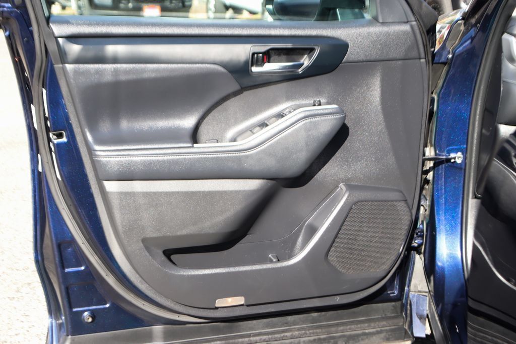 Used 2022 Toyota Highlander XLE FWD image 16