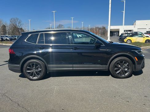 Certified 2024 Volkswagen Tiguan SE w/ Panoramic Sunroof Package image 9