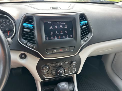 Used 2021 Jeep Cherokee Latitude Plus w/ Mopar Interior Package FWD image 24