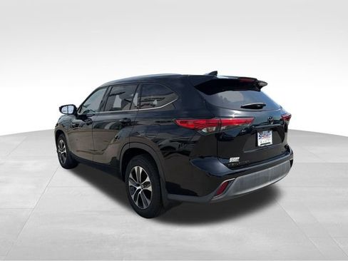 Used 2021 Toyota Highlander XLE AWD/4WD image 7