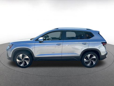Used 2025 Volkswagen Taos SE image 12