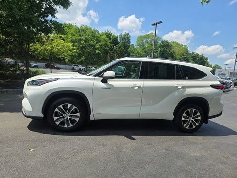 Used 2021 Toyota Highlander XLE AWD/4WD image 3