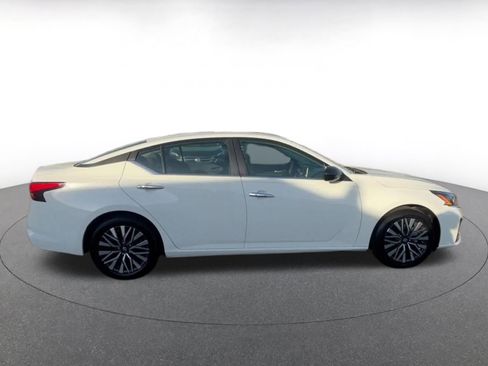 Used 2025 Nissan Altima 2.5 SV image 16