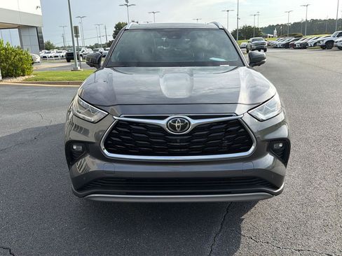 Used 2024 Toyota Highlander Platinum FWD image 9