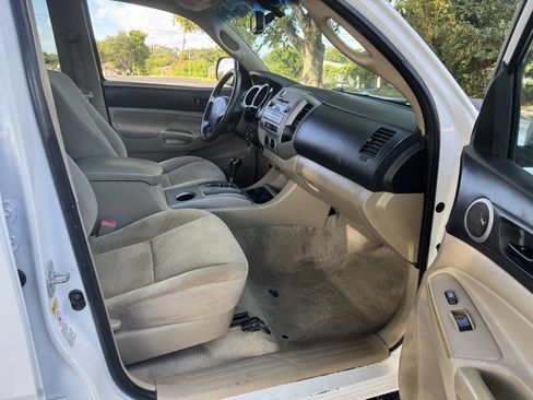 Used 2011 Toyota Tacoma PreRunner image 2