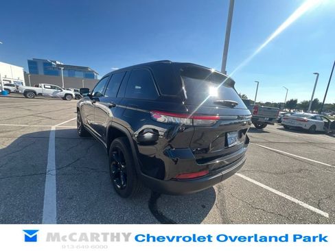 Used 2023 Jeep Grand Cherokee Altitude AWD/4WD image 6