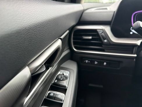 Used 2025 Kia Telluride LX FWD image 12