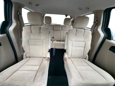 Used 2016 Dodge Grand Caravan SXT w/ UConnect Hands-Free Group FWD image 18