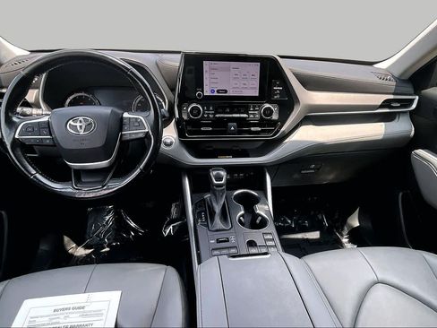 Used 2023 Toyota Highlander XLE AWD/4WD image 16