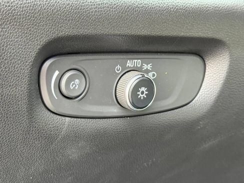 Used 2023 Chevrolet Traverse Premier FWD image 25