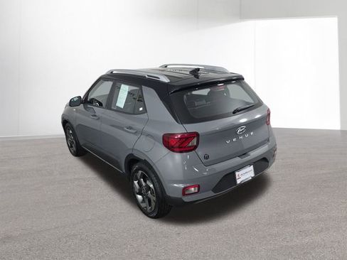 Used 2022 Hyundai Venue Limited image 37