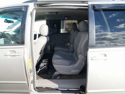 Used 2005 Toyota Sienna XLE image 21