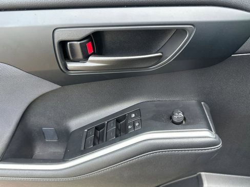Used 2023 Toyota Highlander L image 8
