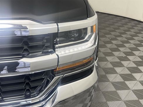 Used 2018 Chevrolet Silverado 1500 LS w/ Trailering Package AWD/4WD image 9