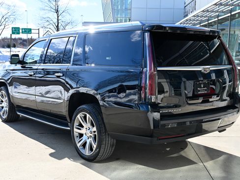 Used 2017 Cadillac Escalade ESV Luxury image 7