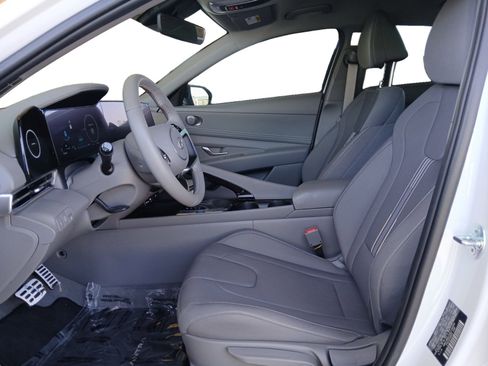 New 2025 Hyundai Elantra SEL image 9